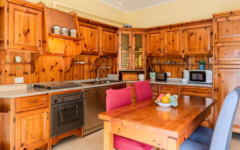 Casa Asia: Cabinetry, Cuisine, Meubles, Bois, Sol, Design Intérieur, Appareil De Cuisine, Placard, Comptoir, Tiroir