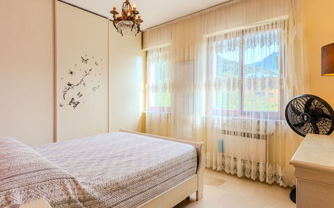 Casa Asia: Lit, Meubles, Design Intérieur, Chambre, Literie, Mur, Sol, Drap De Lit, Sol, Plafond