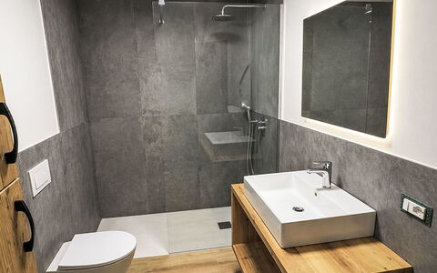 Vita Nova: Mur, Sol, Luminaire Plomberie, Sol, Évier, Salle De Bains, Design Intérieur, Robinet, Plomberie, Lavabo