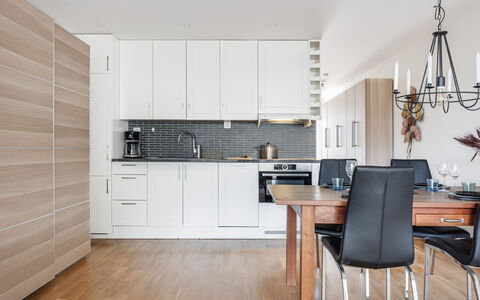 Strandpärlan: Meubles, Cuisine, Sol, Design Intérieur, Comptoir, Parquet, Cabinetry, Appareil De Cuisine, Sol, Bois