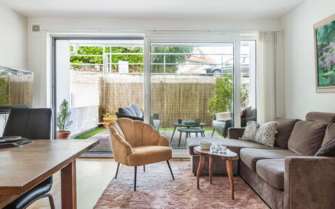 Strandpärlan: Meubles, Design Intérieur, Sol, Canapé, Sol, Mur, Salon, Bois, Plafond, Pièce