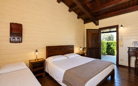 La Muraglia: Bois, Meubles, Porte, Plafond, Chalet, Dur, Tache De Bois, Porche, Chaise, Planche