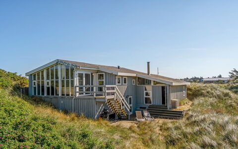 Elsamaria - 400M from the Sea: Bleu, Domicile, Maison, Chalet, Lot Terre, Porche, Biens, Siding, Pente, Balcon