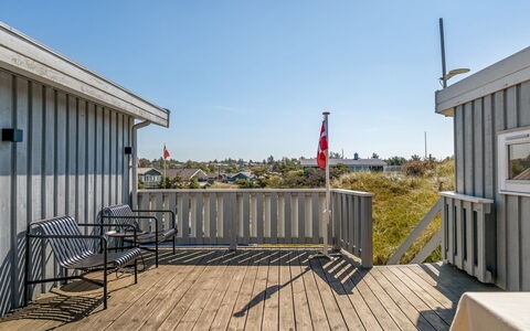 Elsamaria - 400M from the Sea: Ciel, Toit, Domicile, Composite, Plate-Forme, Balcon, Siding, Porche, Planche, Balustrade