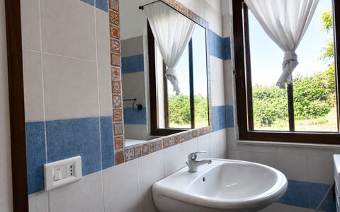 Villa Gertrude: Design Intérieur, Sol, Sol, Luminaire Plomberie, Pièce, Salle De Bains, Évier, Plafond, Lavabo, Plomberie