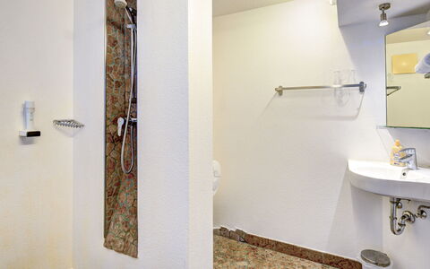 Kaprun 614: Mur, Luminaire Plomberie, Sol, Sol, Design Intérieur, Salle De Bains, Plafond, Plomberie, Robinet, Lavabo