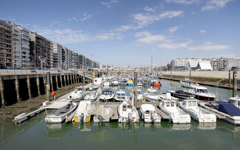 Zeewind Close to the Beach: Meubles, Design Intérieur, Sol, Sol, Table, Bois, Plafond, Chaise, Pièce, Canapé