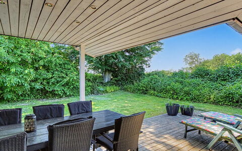 Helwigh - 330M from the Sea: Meubles, Design Intérieur, Sol, Sol, Table, Bois, Plafond, Chaise, Pièce, Canapé