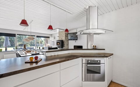 Gyrth - 2.8Km from the Sea: Cuisine, Comptoir, Design Intérieur, Plafond, Sol, Bois, Luminaire, Appareil De Cuisine, Principaux Appliance, Cabinetry