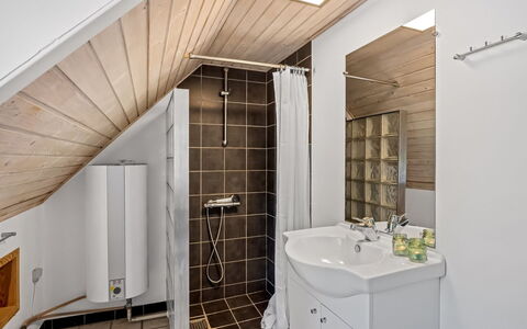 Gyrth - 2.8Km from the Sea: Sol, Luminaire Plomberie, Mur, Design Intérieur, Sol, Bois, Plafond, Évier, Salle De Bains, Robinet