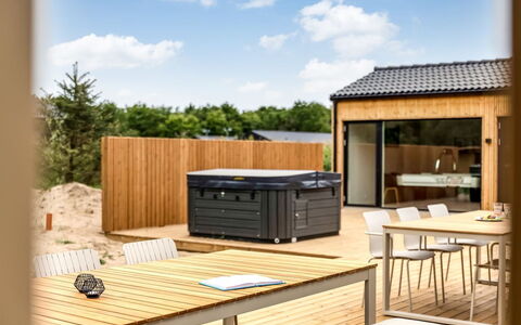 Huldrik - 900M from the Sea: Meubles, Design Intérieur, Sol, Sol, Table, Bois, Plafond, Chaise, Pièce, Canapé