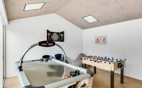 Huldrik - 900M from the Sea: Meubles, Design Intérieur, Sol, Sol, Table, Bois, Plafond, Chaise, Pièce, Canapé