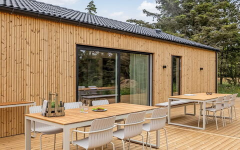 Huldrik - 900M from the Sea: Meubles, Design Intérieur, Sol, Sol, Table, Bois, Plafond, Chaise, Pièce, Canapé