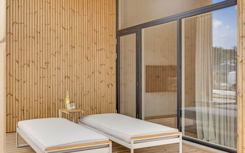 Huldrik - 900M from the Sea: Meubles, Design Intérieur, Sol, Sol, Table, Bois, Plafond, Chaise, Pièce, Canapé