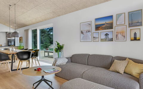 Huldrik - 900M from the Sea: Plafond, Design Intérieur, Sol, Sol, Meubles, Pièce, Parquet, Salon, Luminaire, Canapé