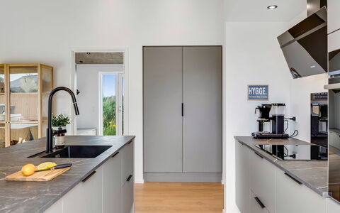 Huldrik - 900M from the Sea: Cuisine, Appareil De Cuisine, Comptoir, Design Intérieur, Sol, Cabinetry, Meubles, Principaux Appliance, Électroménager, Bois