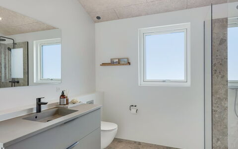 Huldrik - 900M from the Sea: Mur, Luminaire Plomberie, Sol, Plafond, Sol, Salle De Bains, Design Intérieur, Plomberie, Robinet, Armoire De Toilette