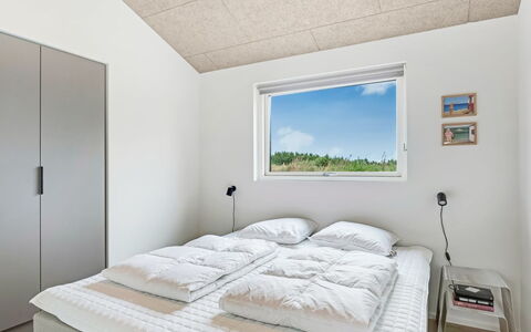 Huldrik - 900M from the Sea: Plafond, Chambre, Daylighting, Lit, Literie, Cadre De Lit, Luminaire, Drap De Lit, Oreiller, Plâtre
