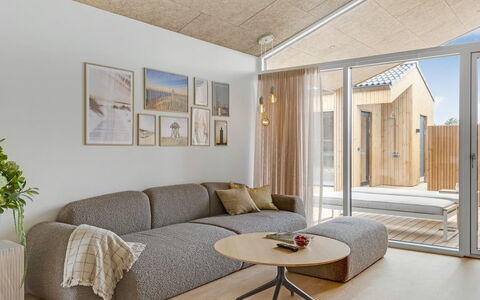 Huldrik - 900M from the Sea: Bois, Sol, Sol, Domicile, Plafond, Salon, Parquet, Canapé, Tache De Bois