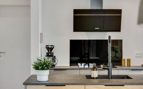 Huldrik - 900M from the Sea: Comptoir, Cuisine, Appareil De Cuisine, Cabinetry, Design Intérieur, Meubles, Sol, Électroménager, Bois, Principaux Appliance