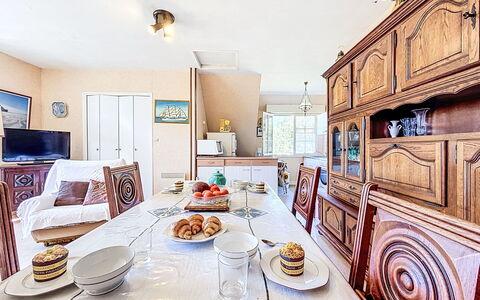Le Kerguero: Meubles, Design Intérieur, Sol, Sol, Table, Bois, Plafond, Chaise, Pièce, Canapé