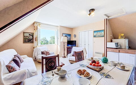 Le Kerguero: Meubles, Design Intérieur, Sol, Sol, Table, Bois, Plafond, Chaise, Pièce, Canapé