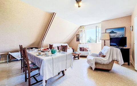 Le Kerguero: Meubles, Design Intérieur, Sol, Sol, Table, Bois, Plafond, Chaise, Pièce, Canapé