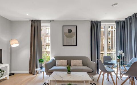 Elephant & Castle: Meubles, Design Intérieur, Sol, Sol, Table, Bois, Plafond, Chaise, Pièce, Canapé