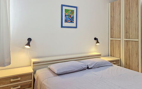 Robi 1: Meubles, Design Intérieur, Sol, Sol, Table, Bois, Plafond, Chaise, Pièce, Canapé