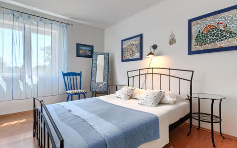 Nina: Lit, Meubles, Design Intérieur, Chambre, Literie, Drap De Lit, Mur, Sol, Sol, Pièce