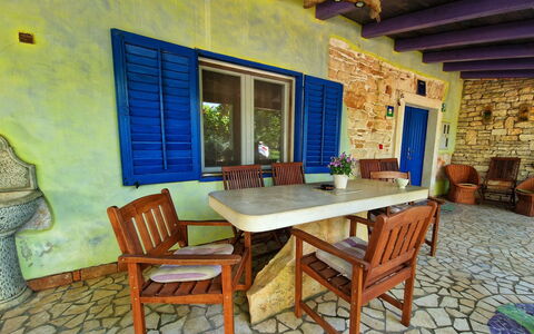 Nina: Meubles, Design Intérieur, Sol, Sol, Table, Bois, Plafond, Chaise, Pièce, Canapé