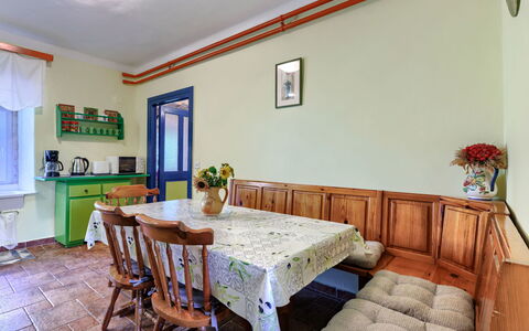 Helena: Meubles, Design Intérieur, Bois, Sol, Plafond, Sol, Table, Pièce, Éclairage, Salle À Manger