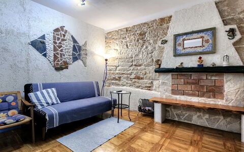 Helena: Meubles, Sol, Mur, Sol, Design Intérieur, Bois, Éclairage, Plafond, Pièce, Salon