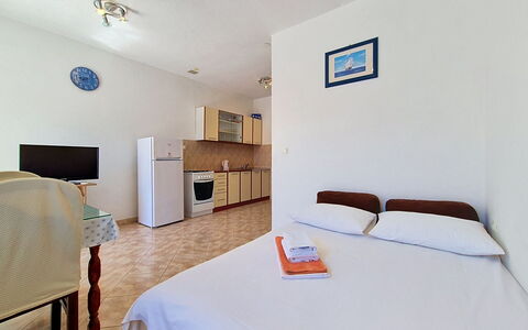 Marina 110: Meubles, Design Intérieur, Sol, Sol, Table, Bois, Plafond, Chaise, Pièce, Canapé