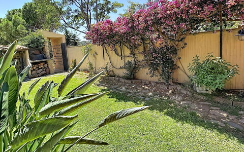 Villa Siria: Meubles, Design Intérieur, Sol, Sol, Table, Bois, Plafond, Chaise, Pièce, Canapé