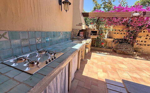 Villa Siria: Meubles, Design Intérieur, Sol, Sol, Table, Bois, Plafond, Chaise, Pièce, Canapé