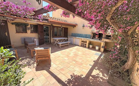 Villa Siria: Meubles, Design Intérieur, Sol, Sol, Table, Bois, Plafond, Chaise, Pièce, Canapé
