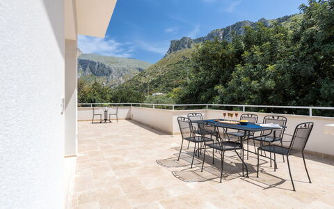 Quirat: Meubles, Design Intérieur, Sol, Sol, Table, Bois, Plafond, Chaise, Pièce, Canapé