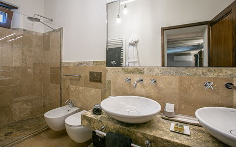Borgo San Polino: Lavabo, Sol, Luminaire Plomberie, Design Intérieur, Salle De Bains, Évier, Sol, Robinet, Miroir, Plomberie