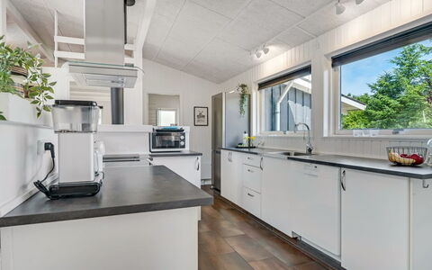 Anemette - 900M from the Sea: Cuisine, Bois, Comptoir, Principaux Appliance, Plafond, Design Intérieur, Appareil De Cuisine, Sol, Électroménager, Sol