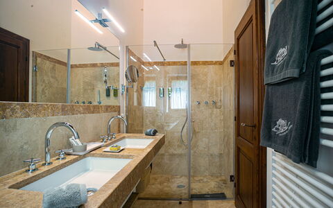 Casa Faraona: Lavabo, Luminaire Plomberie, Salle De Bains, Évier, Sol, Bois, Design Intérieur, Sol, Robinet, Plomberie