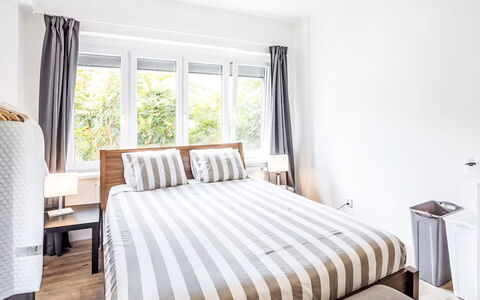 Prague Castle Oasis: Meubles, Lit, Design Intérieur, Chambre, Literie, Drap De Lit, Bois, Linge, Sol, Sol