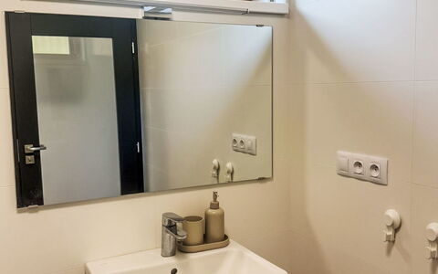 Horní Líšnice: Lavabo, Mur, Luminaire Plomberie, Salle De Bains, Design Intérieur, Évier, Miroir, Plomberie, Robinet, Sol