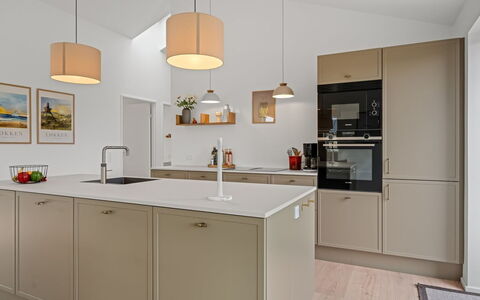 Karoliina - 500M from the Sea: Cuisine, Comptoir, Design Intérieur, Cabinetry, Sol, Appareil De Cuisine, Bois, Plafond, Meubles, Luminaire