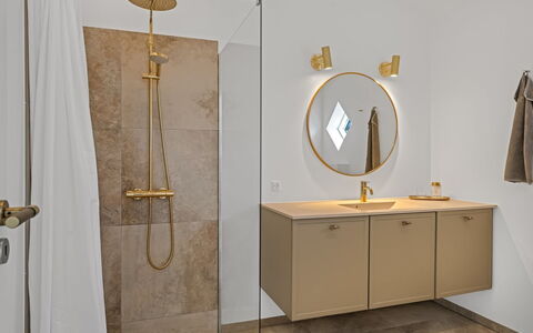 Karoliina - 500M from the Sea: Luminaire Plomberie, Sol, Sol, Design Intérieur, Miroir, Plomberie, Salle De Bains, Luminaire, Armoire De Toilette, Robinet