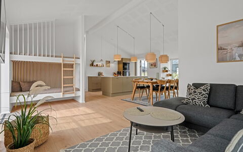 Karoliina - 500M from the Sea: Meubles, Design Intérieur, Sol, Sol, Bois, Plafond, Canapé, Salon, Pièce, Éclairage