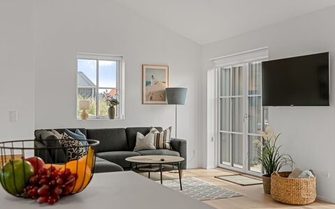 Karoliina - 500M from the Sea: Meubles, Design Intérieur, Sol, Sol, Mur, Canapé, Bois, Salon, Plafond, Table