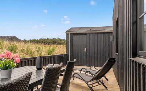 Karoliina - 500M from the Sea: Bois, Dur, Tache De Bois, Plate-Forme, Planche, Ombre, Conception, Daylighting, Balcon, Parquet