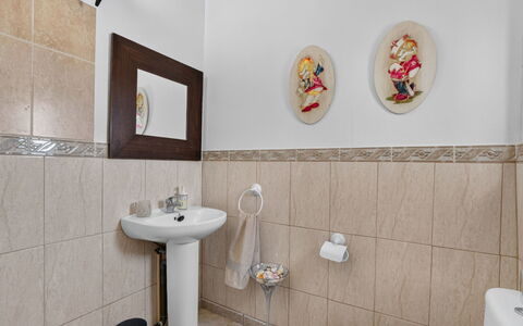 La Buena Vida: Luminaire Plomberie, Sol, Sol, Salle De Bains, Design Intérieur, Évier, Plomberie, Robinet, Lavabo, Siège De Toilette