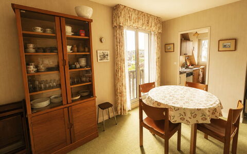 Les Guillemots: Meubles, Design Intérieur, Sol, Bois, Chaise, Table, Salle À Manger, Sol, Table Cuisine Et Salle A Manger, Pièce